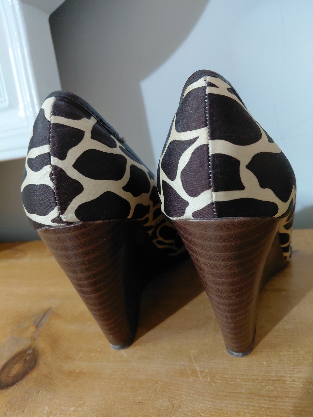 Charlotte Russe Size 8 Brown & Cream Giraffe-Print Peep Toe Wedges Heels - Picture 3 of 8